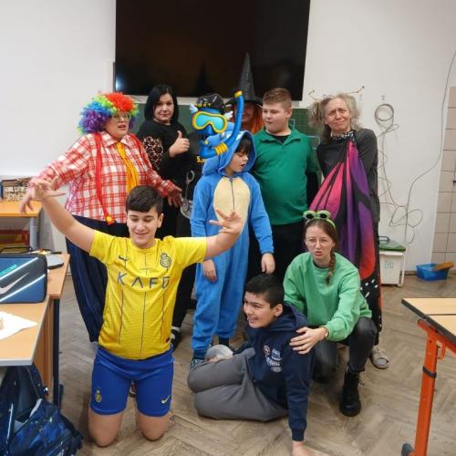 Schüler verkleidet im Fasching