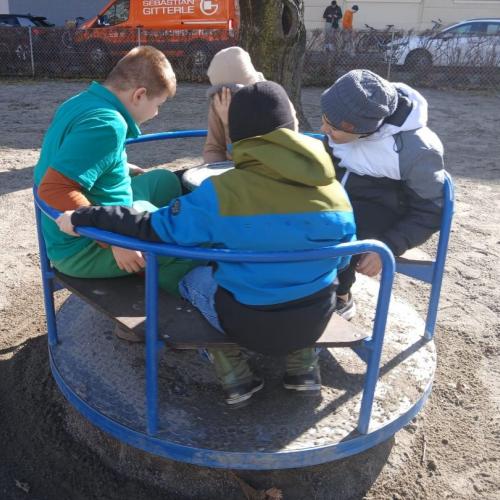Schülergruppe im Ringelspiel