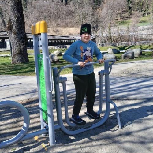 Schüler am Fitnessgerät