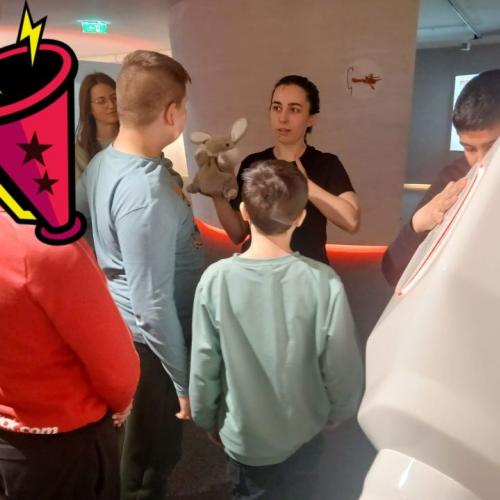 Schülergruppe mit Guide im Audioversum