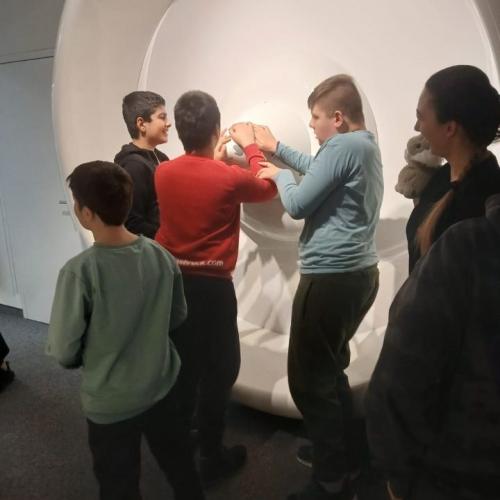 Schülergruppe mit Guide im Audioversum