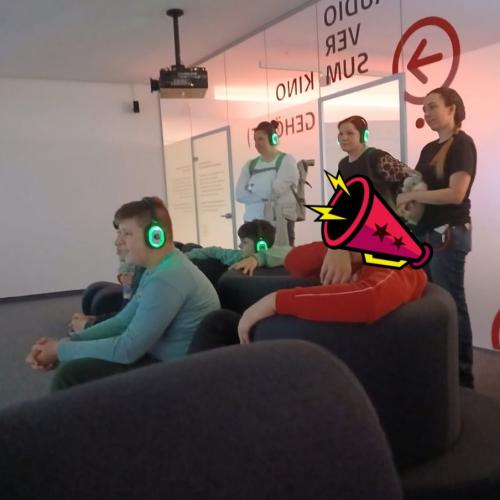 Schülergruppe mit Guide im Audioversum