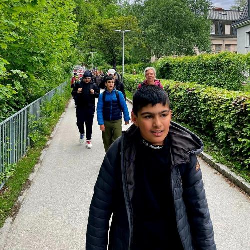 Schülergruppe auf dem Wanderweg