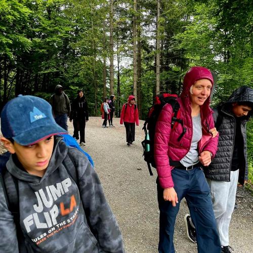 Schülergruppe auf dem Wanderweg