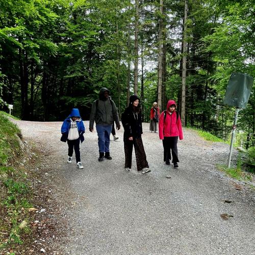 Schülergruppe auf dem Wanderweg