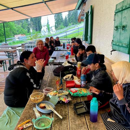 Schülergruppe auf der Arzler Alm beim Jausnen