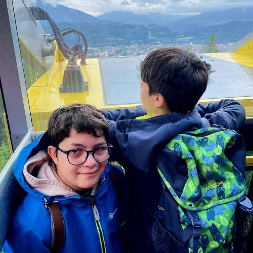 Schüler in der Hungerburgbahn