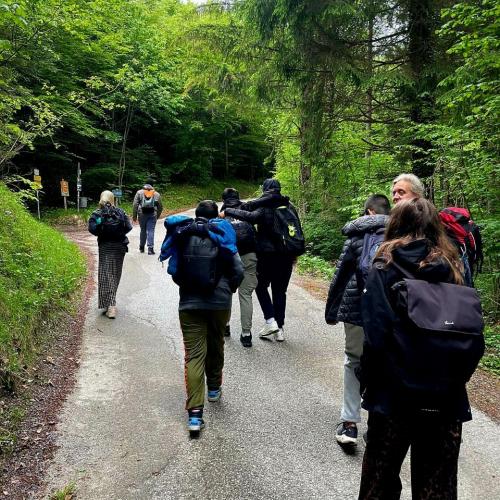 Schülergruppe auf dem Wanderweg