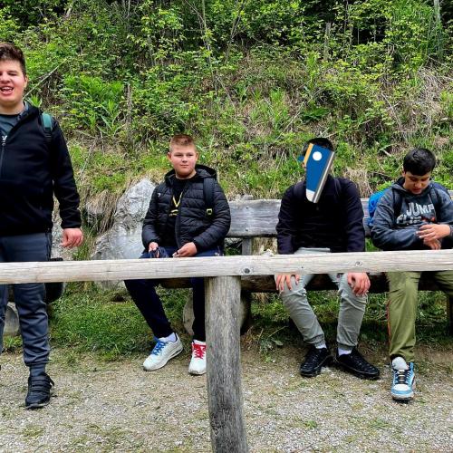 Schülergruppe auf dem Wanderweg