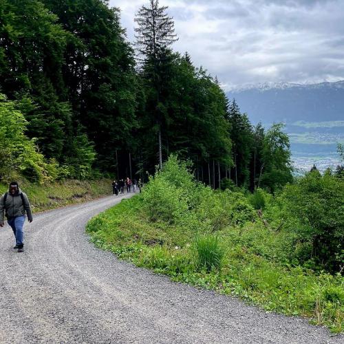 Schülergruppe auf dem Wanderweg