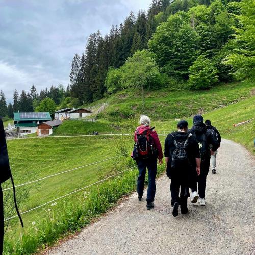 Schülergruppe auf dem Wanderweg