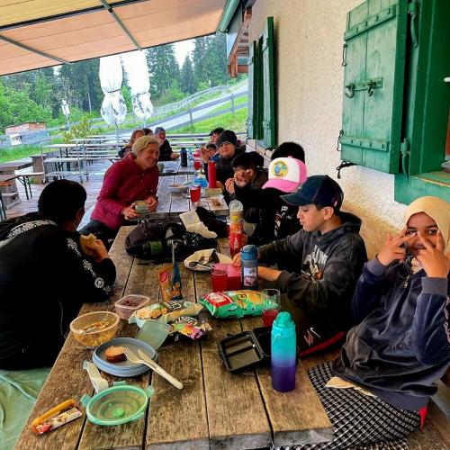 Schülergruppe auf der Arzler Alm beim Jausnen