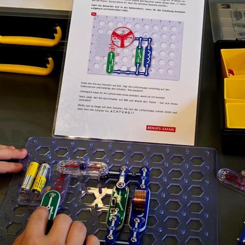 Schüler bei einer Station der Berufssafari - Elektrotechnik