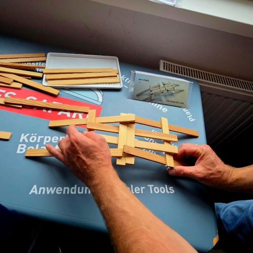 Schüler bei einer Station der Berufssafari - Brückenbau