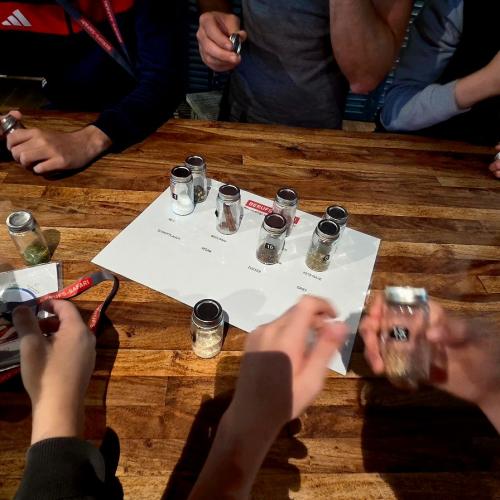 Schüler bei einer Station der Berufssafari - Gewürzeraten