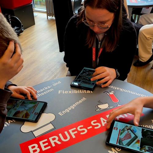Schüler bei einer Station der Berufssafari - Interessenstest