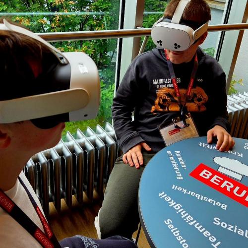 Schüler bei einer Station der Berufssafari - VR-Brille