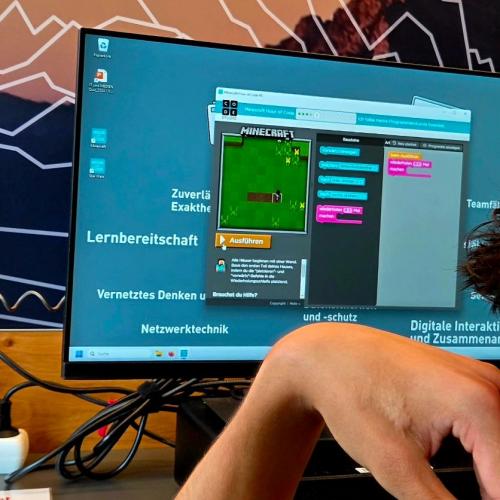Schüler bei einer Station der Berufssafari - Programmieren