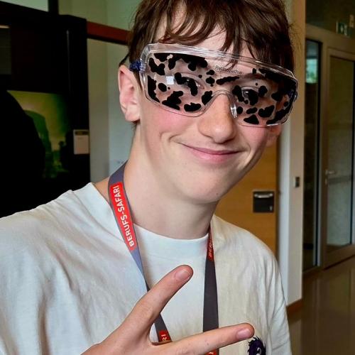 Schüler bei einer Station der Berufssafari - Brille für Seherkrankung