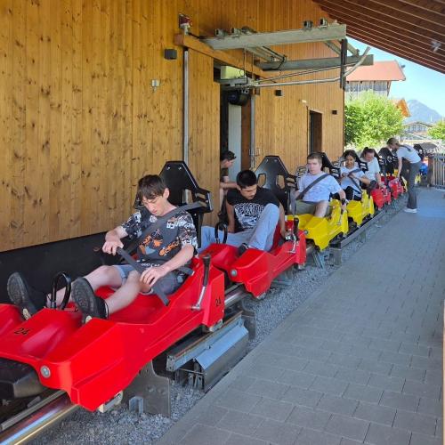 Schüler in der Sommerrodelbahn