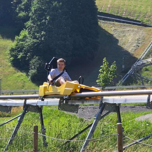 Schüler in der Sommerrodelbahn