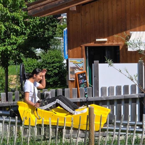 Schülerin in der Sommerrodelbahn