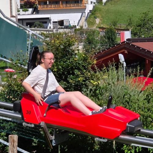 Schülerin in der Sommerrodelbahn