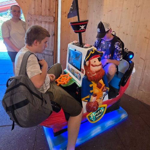 Schüler im Automaten-Piratenboot
