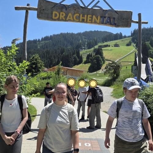 Schülergruppe beim Eingang Drachental
