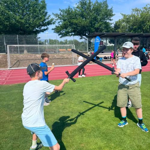 Kinder beim Fechten