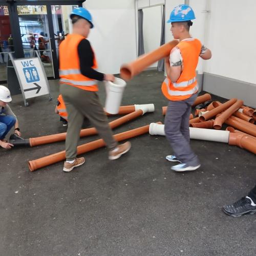 Schülergruppe beim Bauen