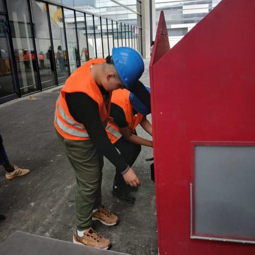Schülergruppe beim Bauen