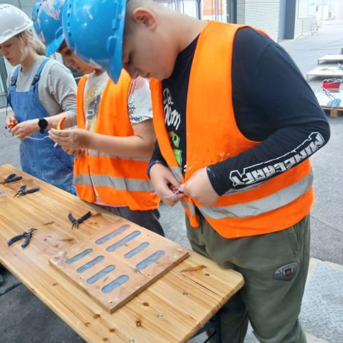 Schülergruppe beim Bauen