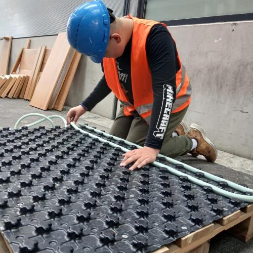 Schüler beim Bauen