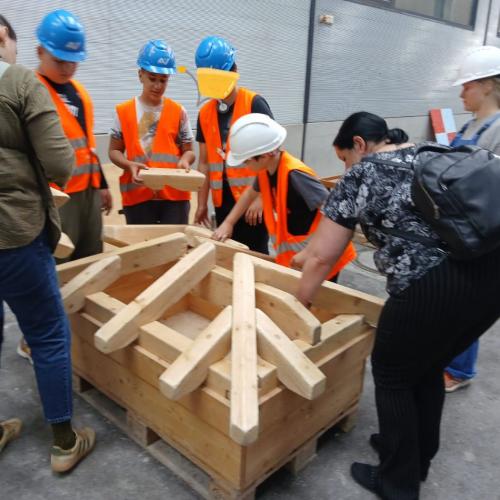 Schülergruppe beim Bauen