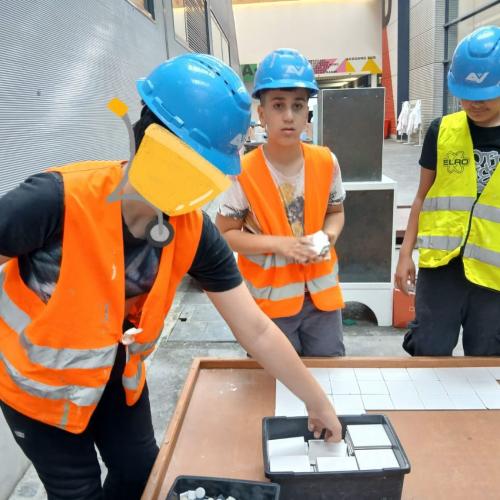 Schülergruppe beim Bauen