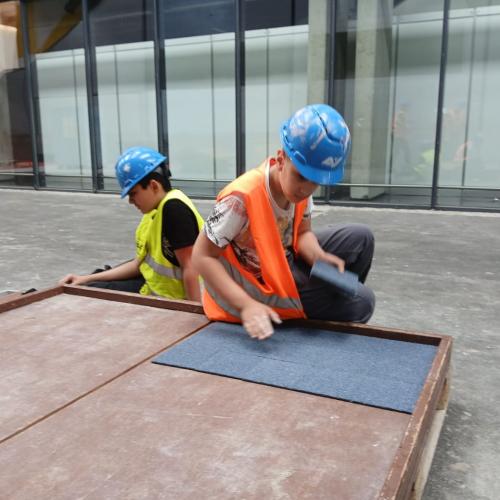 Schülergruppe beim Bauen