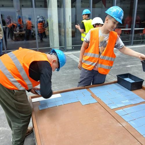 Schülergruppe beim Bauen