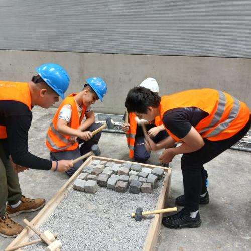 Schülergruppe beim Bauen