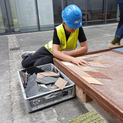 Schüler beim Bauen