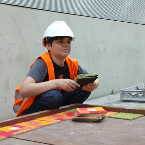 Schüler beim Bauen