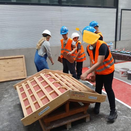 Schülergruppe beim Bauen