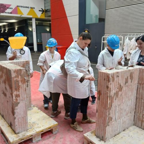 Schülergruppe beim Bauen