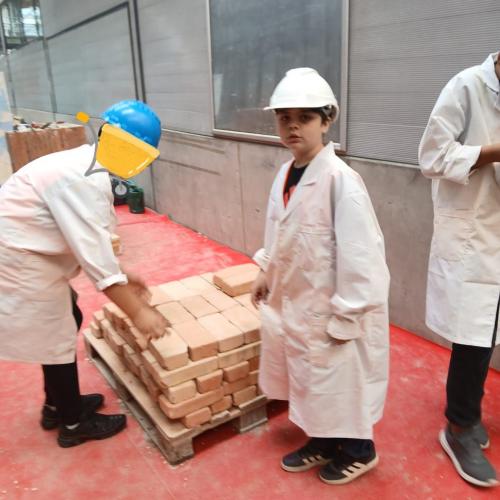 Schülergruppe beim Bauen