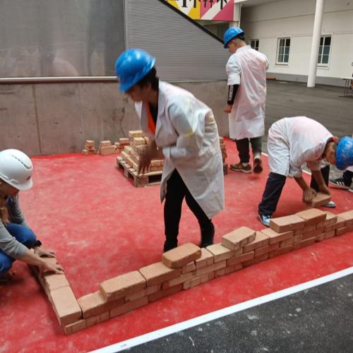 Schülergruppe beim Bauen
