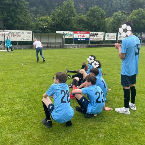 Schüler der Daniel-Sailer-Schule spielen Fußball