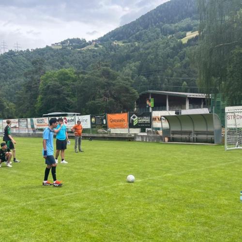Schüler der Daniel-Sailer-Schule spielen Fußball
