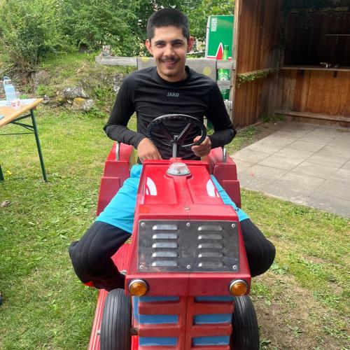 Tormann auf Traktor