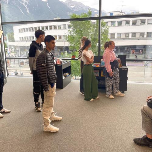 Schülergruppe in der Stadtbibliothek Innsbruck