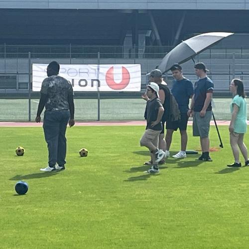 Schüler beim Fußball spielen